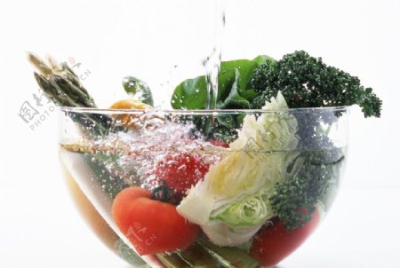 玻璃碗里面的蔬菜