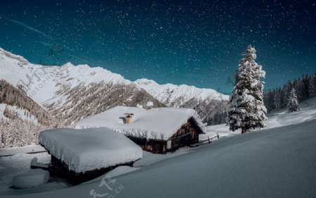 星空下的山区雪景