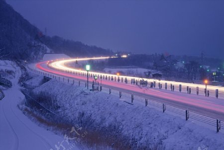 黄昏下的公路雪景