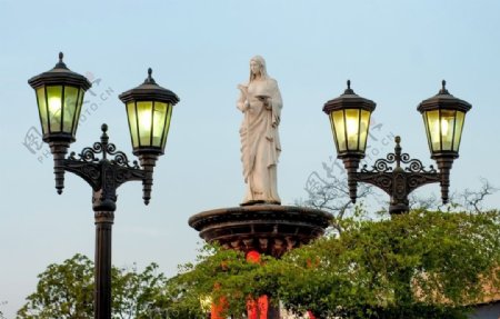 公园里的菩萨雕像
