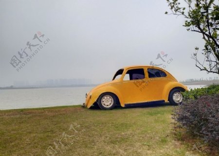 江边的黄色小汽车