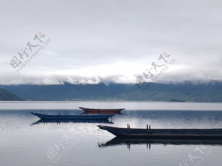 水墨风景湖船