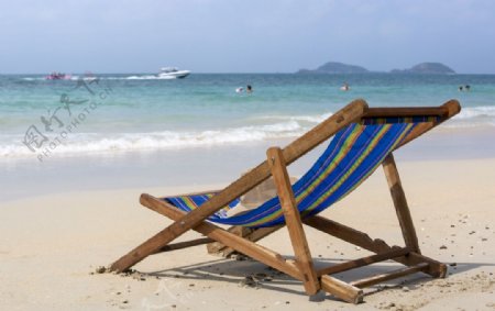 夏日沙滩上的躺椅