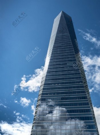 白天高高的玻璃建筑