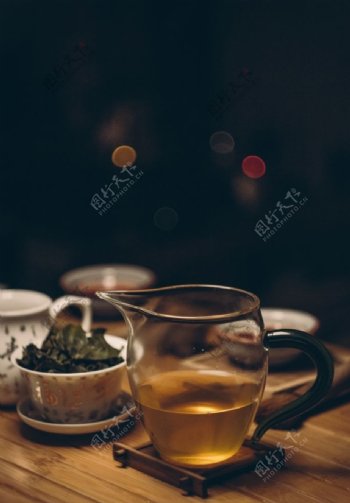 透明的玻璃杯装的茶