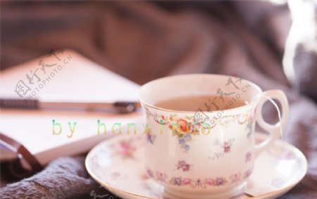 白色和彩色的花陶瓷茶杯
