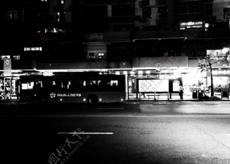 路灯下的公交站台
