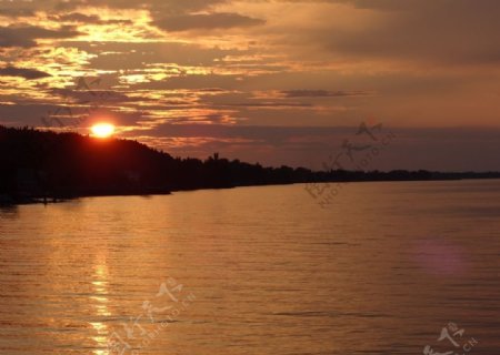 湖面日落景