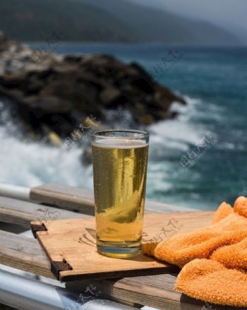海边喝啤酒