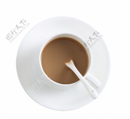 白色盘子里的咖啡奶茶