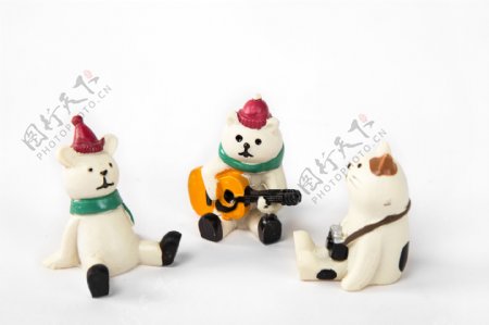 白色抱吉他的小熊陶瓷玩偶实物图摄影图
