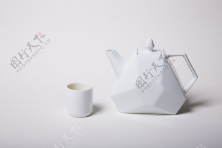 白色几何茶壶茶杯喝茶