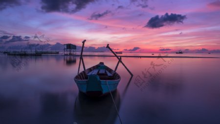 夕阳下的小渔船