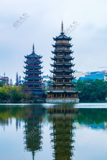 白天的桂林日月塔