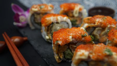 日式料理寿司卷之鱼子酱三文鱼