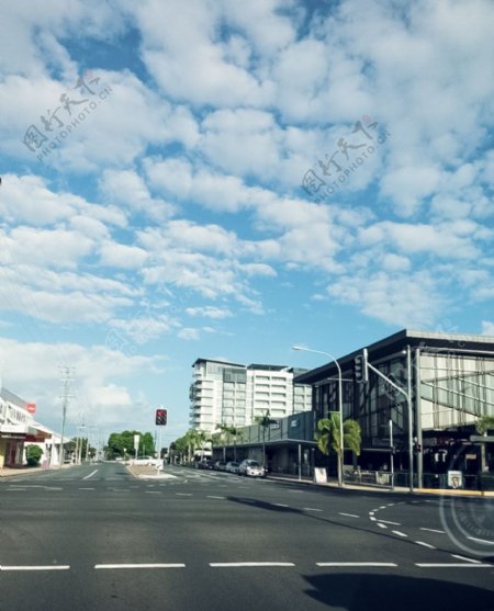 蓝天白云下的澳洲街道