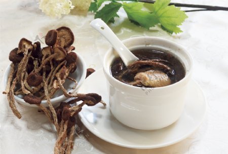 茶树菇炖老鸡汤