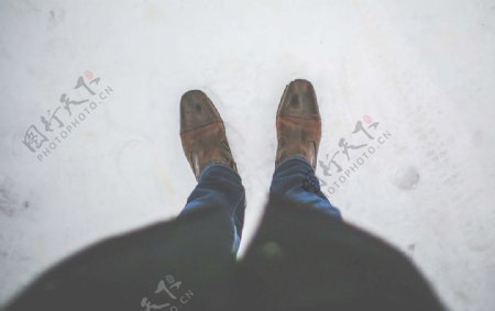 踩在雪中的皮靴