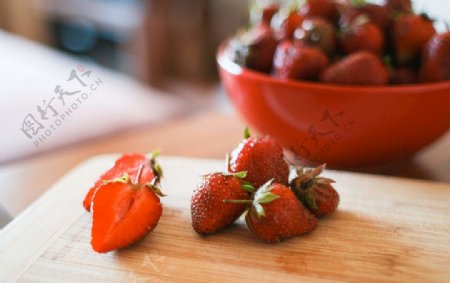 桌上的草莓商业