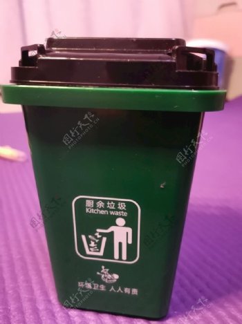 可回收绿色垃圾箱