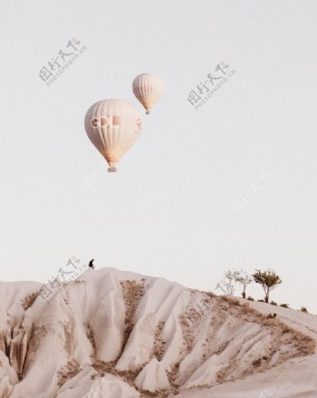 沙漠中的热气球