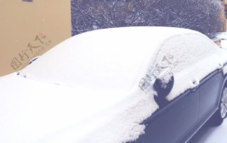 雪后的汽车