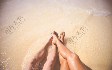 躺在海滩上的情侣