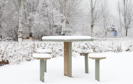 雪中桌凳