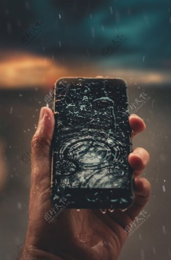 雨中的手机
