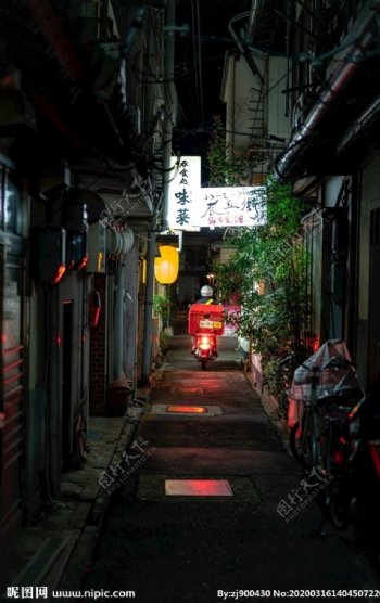 日本夜间小巷