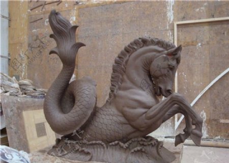 马首鱼身雕塑