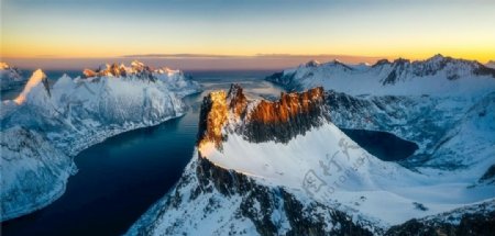 峡谷雪山