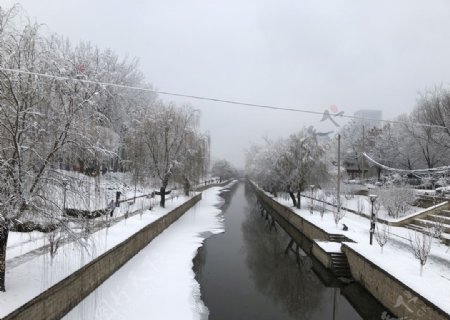 冬天河流雪景
