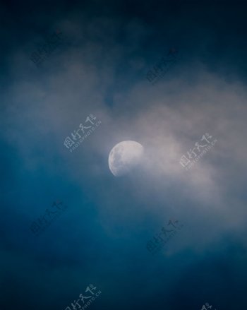 迷雾与月亮