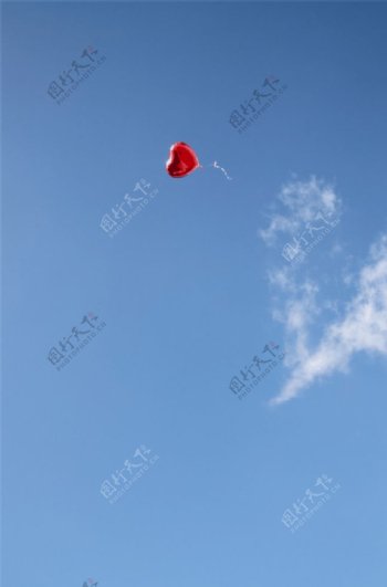 蓝天白云爱心气球