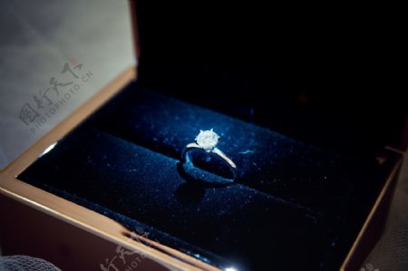 钻戒钻石盒子礼物婚礼背景素材