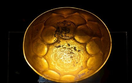 鸳鸯莲瓣纹金碗内壁