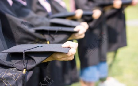 拿毕业证的学生高头帽