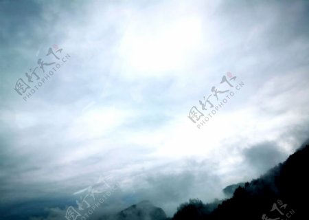 云雾缭绕的山图片