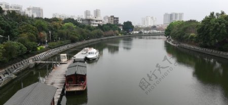 大河渔船风景