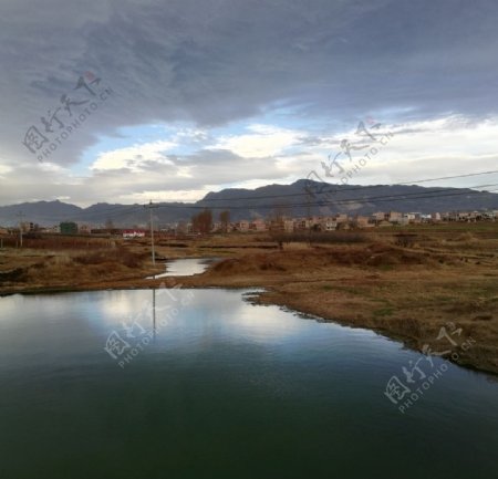 山村湖泊田野风景图片