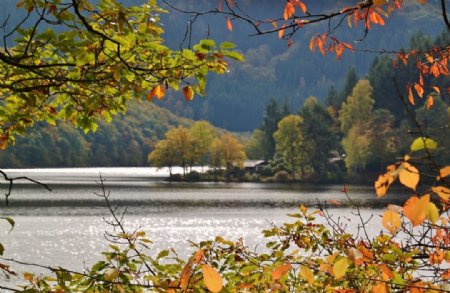 秋天山林里面的湖泊图片