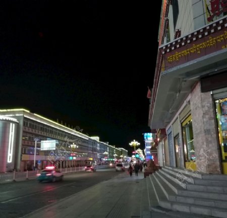 小城街道大楼建筑夜景图片
