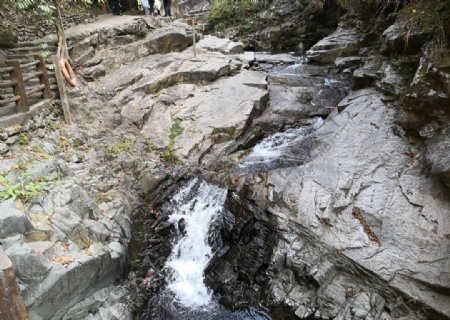 山里岩石上的溪流图片