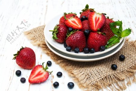 草莓水果盘子餐桌背景海报素材图片