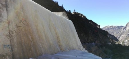 结冰的瀑布风景图片