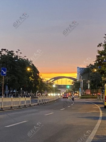 夕阳日落高铁桥马路图片