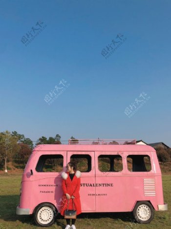 粉色小车图片