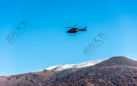 直升机救援雪山背景海报素材图片