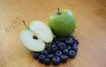 苹果和蓝莓图片